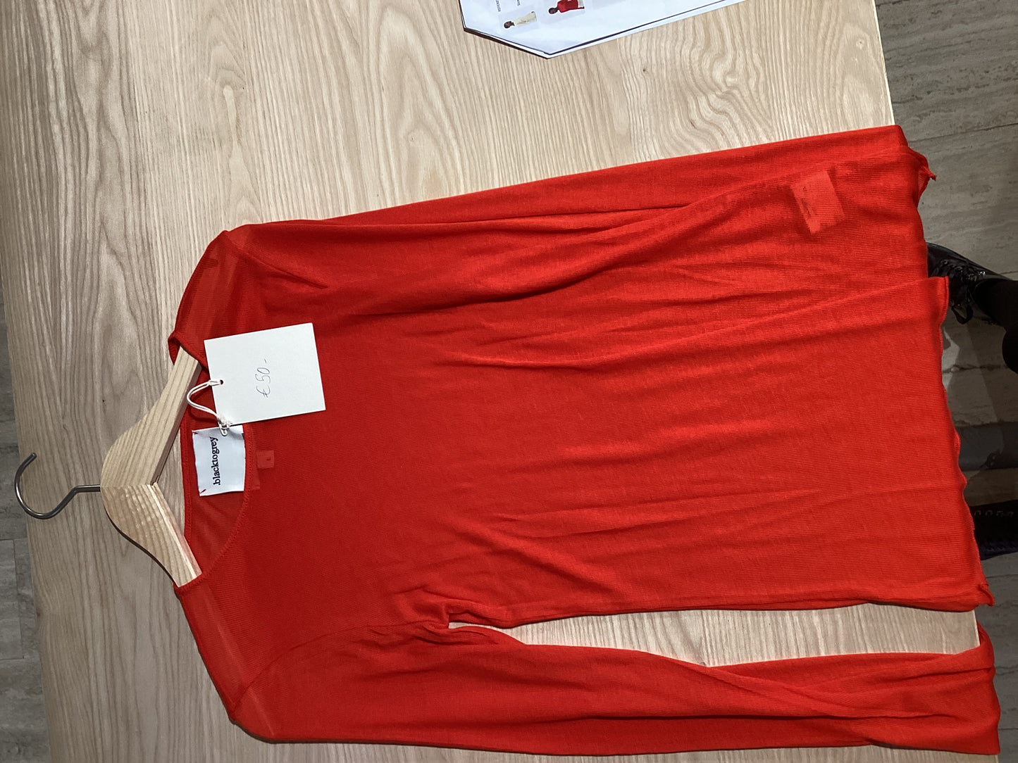 Rotes Langarm Top